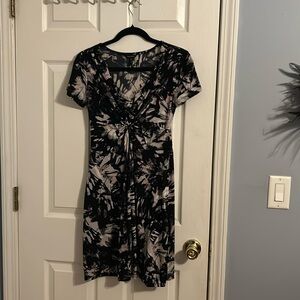 Daisy Fuentes short sleeved dress